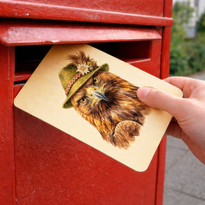 Steinadler mit alpenländischem Trachtenhut Postkarte aus Holz