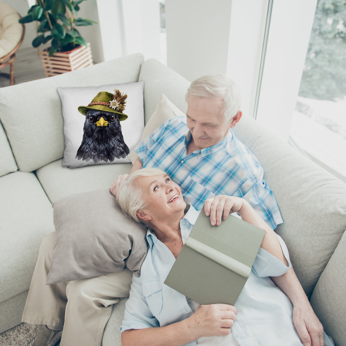 Alpendohle mit alpenländischem Trachtenhut Kissen