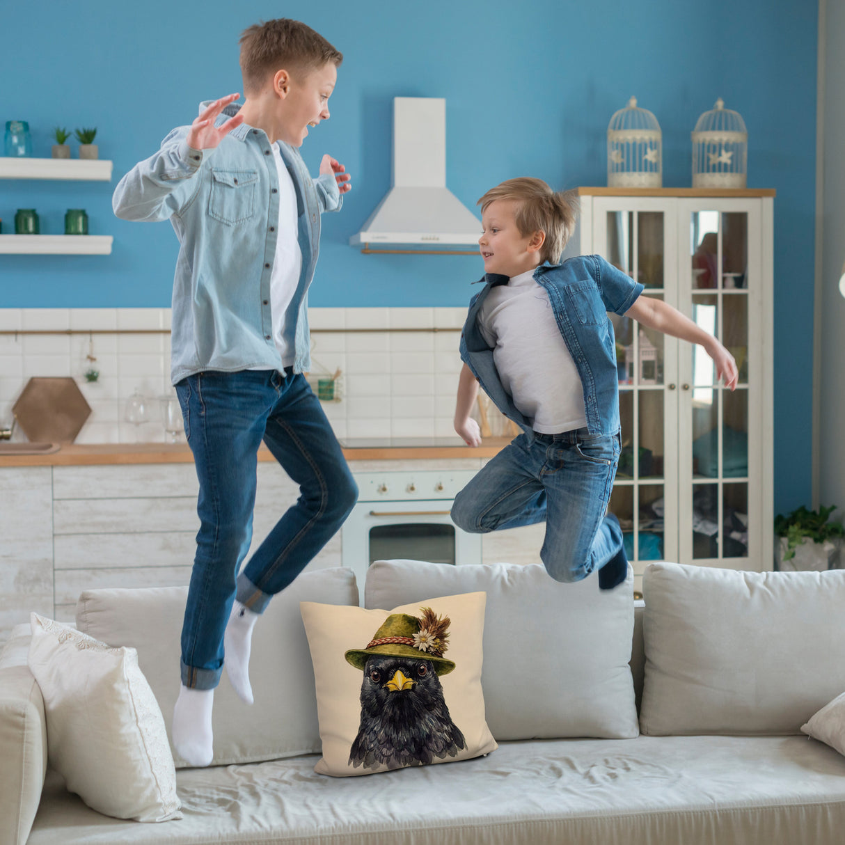 Alpendohle mit alpenländischem Trachtenhut Kissen