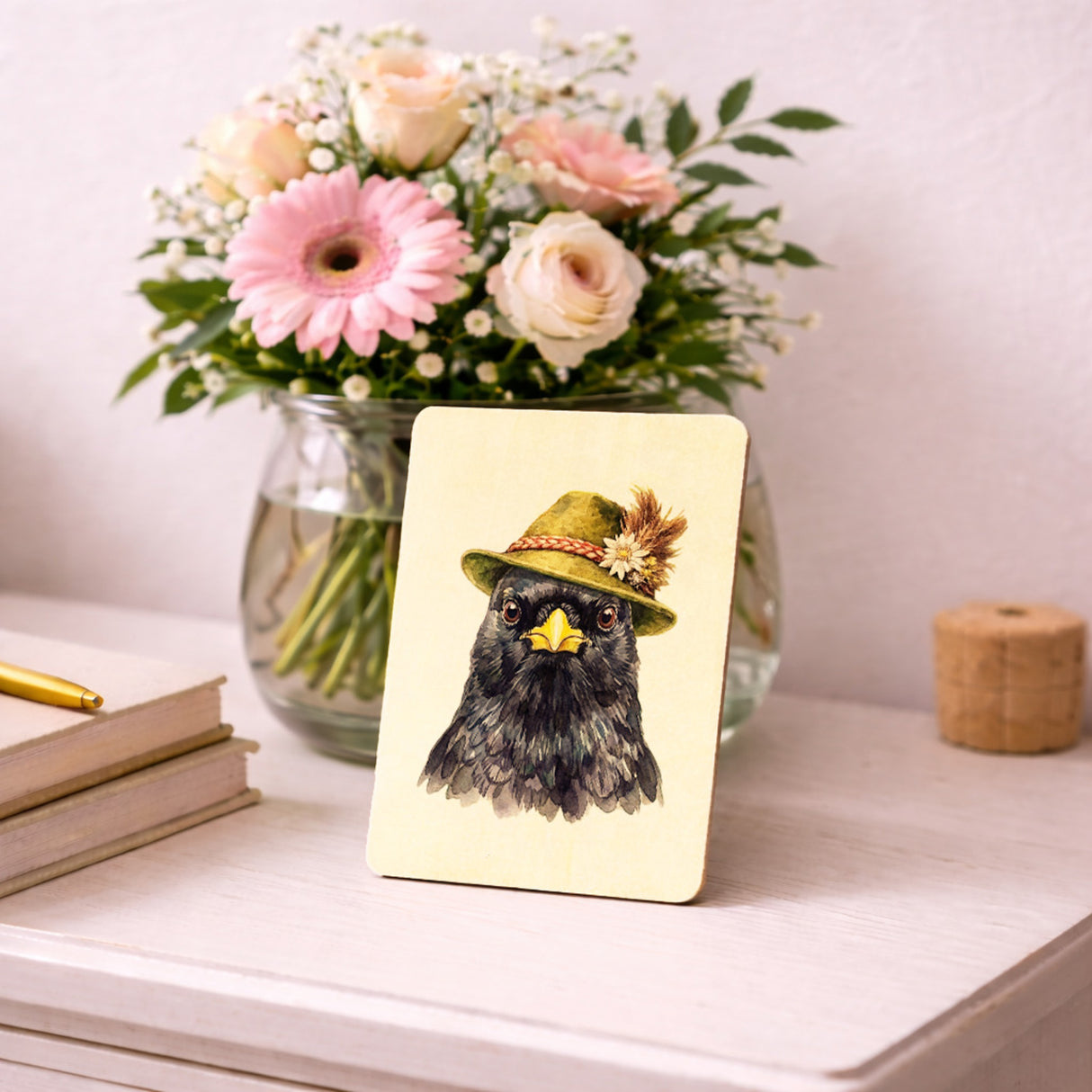 Alpendohle mit alpenländischem Trachtenhut Postkarte aus Holz