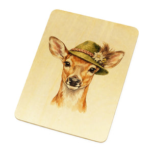 Reh mit alpenländischem Trachtenhut Postkarte aus Holz