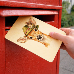 Reh mit alpenländischem Trachtenhut Postkarte aus Holz