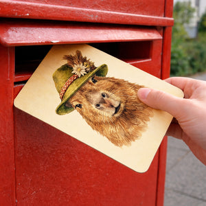 Capybara mit alpenländischem Trachtenhut Postkarte aus Holz