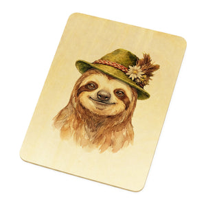 Faultier mit alpenländischem Trachtenhut Postkarte aus Holz