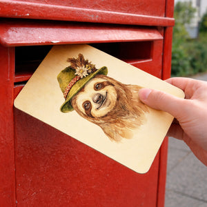 Faultier mit alpenländischem Trachtenhut Postkarte aus Holz