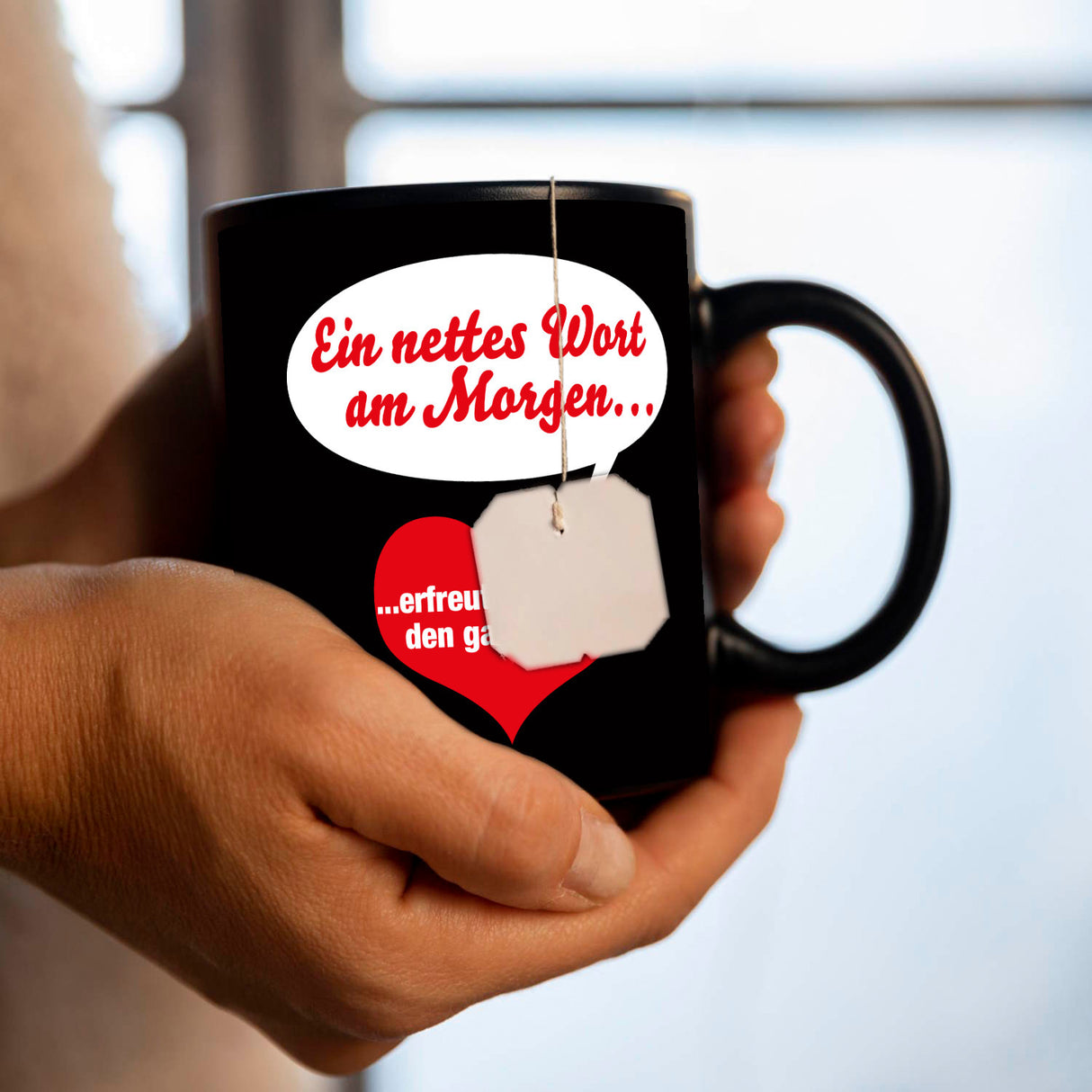 Herz und Sprechblase Tasse in Schwarz mit Spruch: Nettes Wort erfreut am Morgen