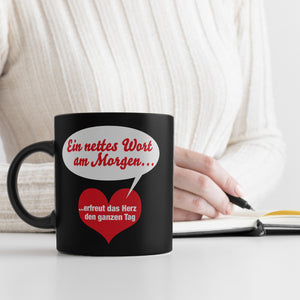 Herz und Sprechblase Tasse in Schwarz mit Spruch: Nettes Wort erfreut am Morgen