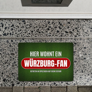 Hier wohnt ein Würzburg-Fan Fußmatte ohne Rand mit Rasen Motiv