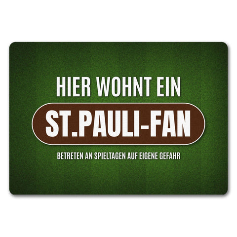 Hier wohnt ein St.Pauli-Fan Fußmatte ohne Rand mit Rasen Motiv