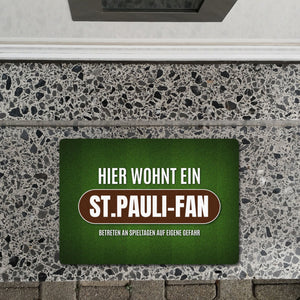 Hier wohnt ein St.Pauli-Fan Fußmatte ohne Rand mit Rasen Motiv