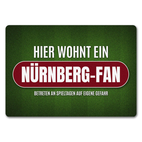 Hier wohnt ein Nürnberg-Fan Fußmatte ohne Rand mit Rasen Motiv