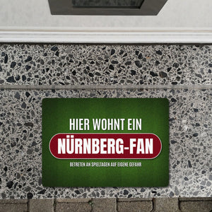 Hier wohnt ein Nürnberg-Fan Fußmatte ohne Rand mit Rasen Motiv