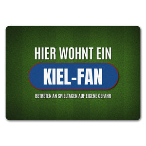 Hier wohnt ein Kiel-Fan Fußmatte ohne Rand mit Rasen Motiv