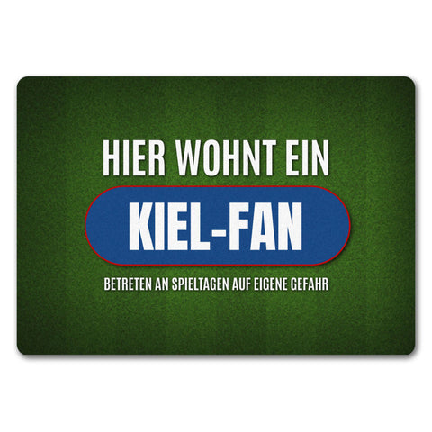 Hier wohnt ein Kiel-Fan Fußmatte ohne Rand mit Rasen Motiv