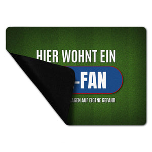 Hier wohnt ein Kiel-Fan Fußmatte ohne Rand mit Rasen Motiv