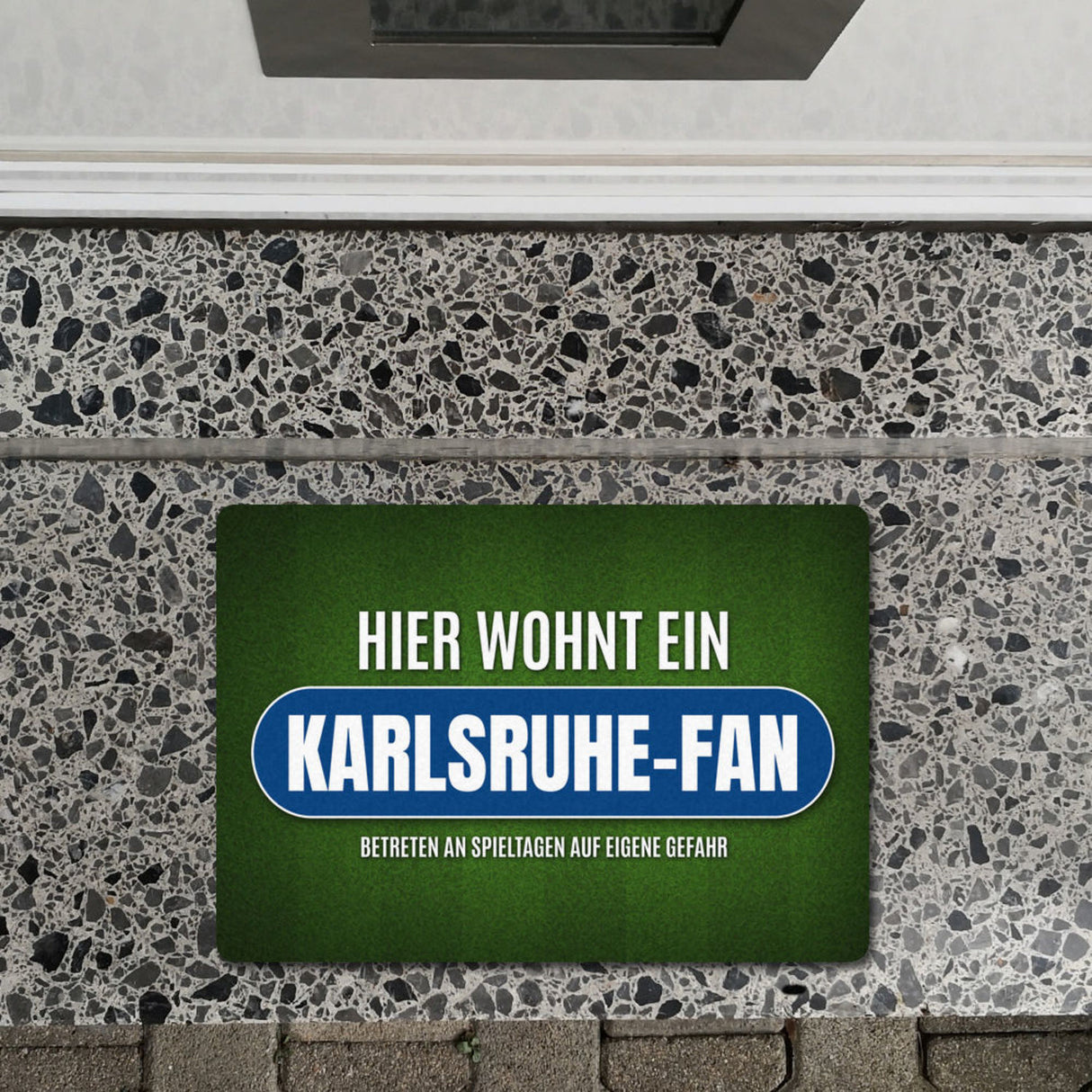 Hier wohnt ein Karlsruhe-Fan Fußmatte ohne Rand mit Rasen Motiv