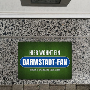 Hier wohnt ein Darmstadt-Fan Fußmatte ohne Rand mit Rasen Motiv