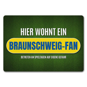 Hier wohnt ein Braunschweig-Fan Fußmatte ohne Rand mit Rasen Motiv