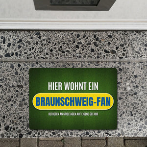 Hier wohnt ein Braunschweig-Fan Fußmatte ohne Rand mit Rasen Motiv