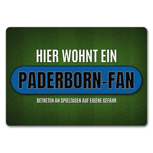 Hier wohnt ein Paderborn-Fan Fußmatte ohne Rand mit Rasen Motiv