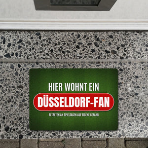 Hier wohnt ein Düsseldorf-Fan Fußmatte ohne Rand mit Rasen Motiv