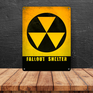 Metallschild mit Fallout Shelter Atomschutzbunker Motiv