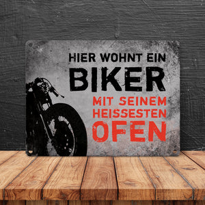 Metallschild mit Motorrad Motiv und Spruch: Hier wohnt ein Biker mit seinem ...