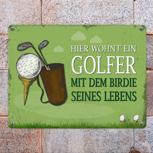Metallschild mit Spruch: Hier wohnt ein Golfer - mit dem Birdie…
