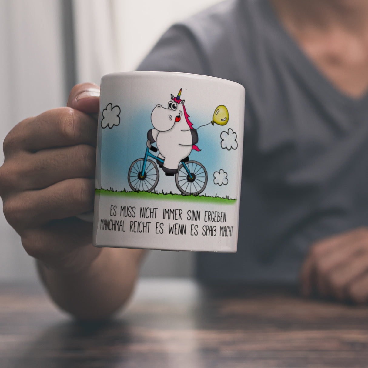 Honeycorns Kaffeebecher mit Einhorn Fahrrad Motiv und Spruch: Es muss nicht immer Sinn ergeben...