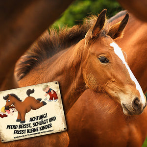 Metallschild mit Pferde Motiv und Spruch: Achtung! Pferd beisst schlägt und frisst kleine Kinder! Warnschild für die Koppel