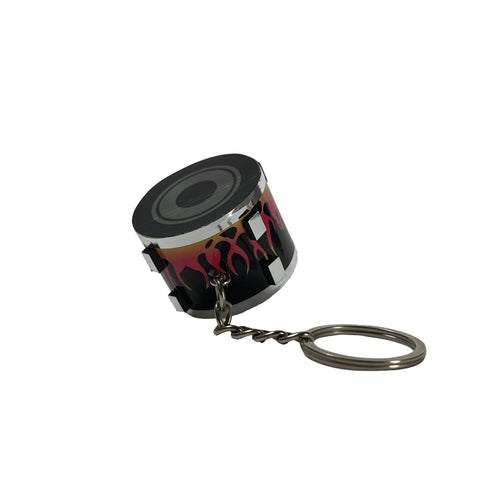 Snare Drum Schlüsselanhänger mit Flammen Motiv