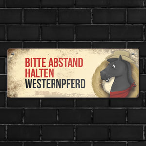 Metallschild mit schwarzem Westernpferd Motiv und Spruch: Bitte Abstand halten