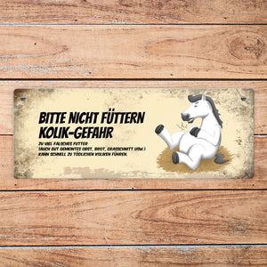 Metallschild mit weißem Pferd Motiv und Spruch: Bitte nicht füttern - Kolik-Gefahr