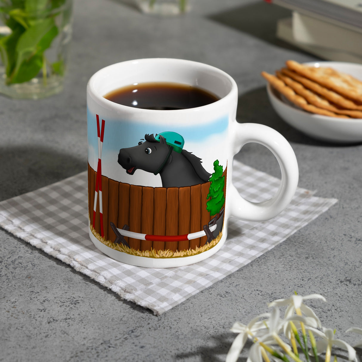 Kaffeebecher mit schwarzes Springpferd Motiv