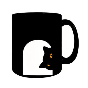 Schwarze Katze schaut durch Schlüsselloch Kaffeebecher