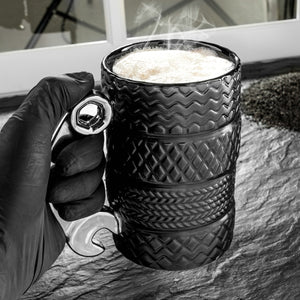 Reifenstapel Kaffeebecher mit Schraubenschlüssel Griff