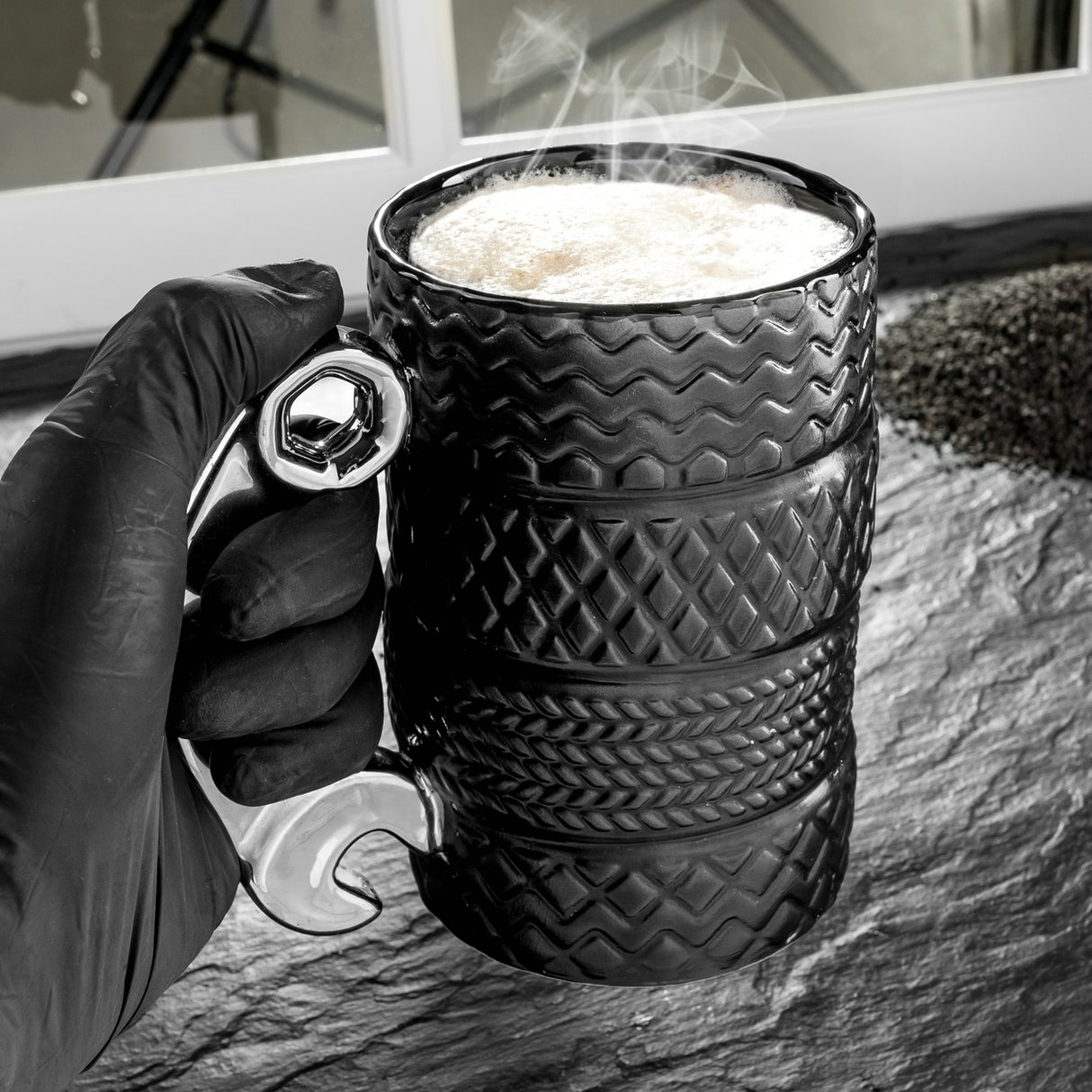 Reifenstapel Kaffeebecher mit Schraubenschlüssel-Griff - Jetzt kaufen! –
