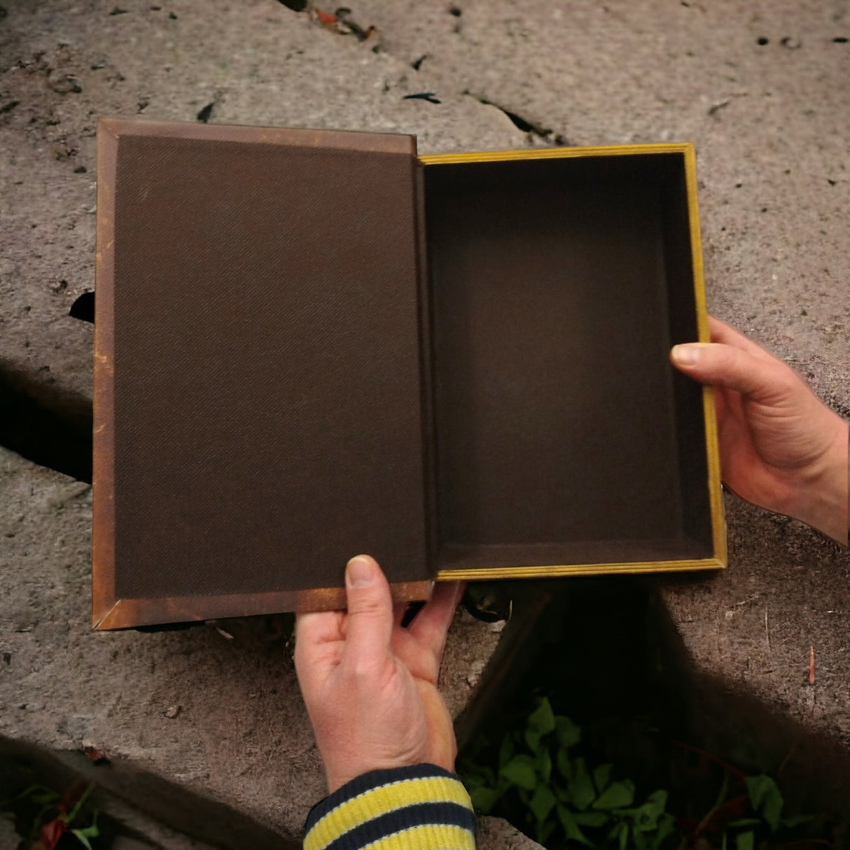 Große Aufbewahrungsbox Bücherbox aus Papier in Braun/Gold