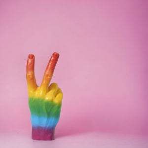 Peace Dekofigur Regenbogen Hand Peacezeichen Deko Figur in Regenbogenfarben