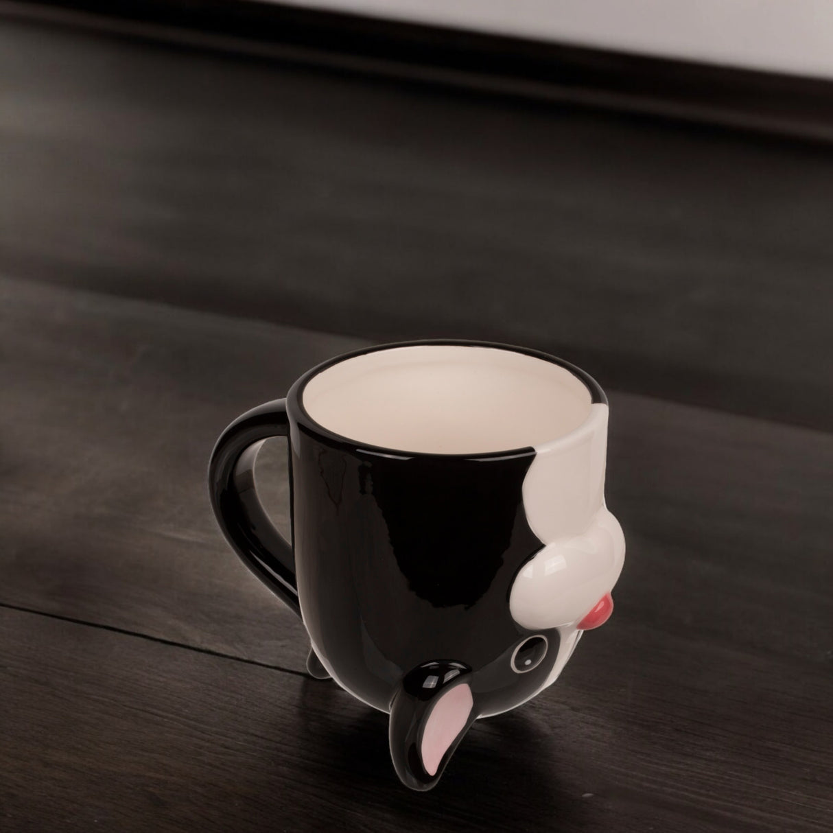 Schwarzer Hund kopfüber Kaffeebecher aus Keramik