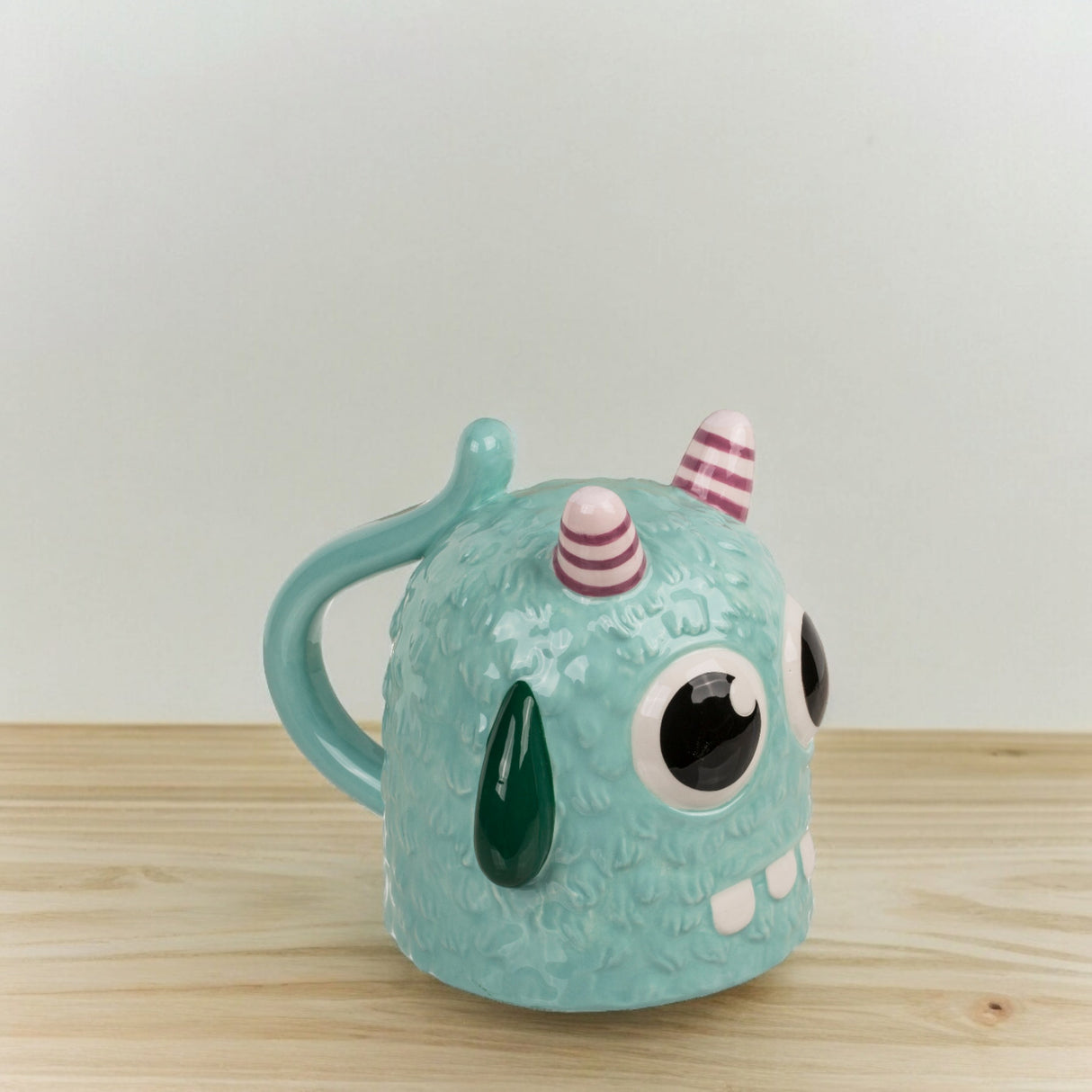 Türkises Monster kopfüber Kaffeebecher Kindertasse aus Keramik