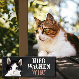 Metallschild mit Katze Motiv und Spruch: Hier wachen wir!