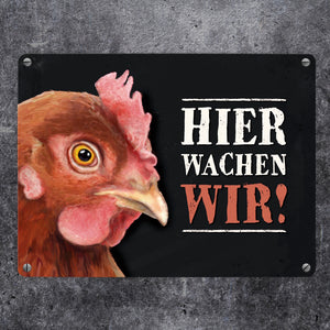 Metallschild mit Huhn Motiv und Spruch: Hier wachen wir!
