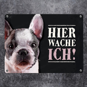 Metallschild mit Französische Bulldogge Motiv und Spruch: Hier wache ich!