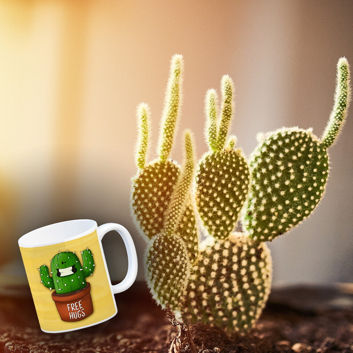 Kaffeebecher mit freundlicher Kaktus Motiv und Spruch: Free Hugs