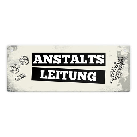 Metallschild mit Spruch: Anstaltsleitung