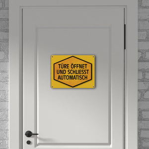 Türe öffnet und schließt automatisch Warn- und Hinweisschild in Gelb und Schwarz