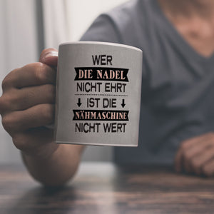 Kaffeebecher mit Spruch: Wer die Nadel nicht ehrt, ...