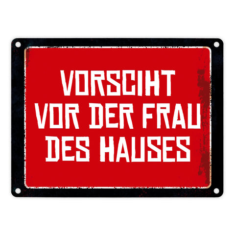 Vorsicht vor der Frau des Hauses Warn- und Hinweisschild im Used-Look