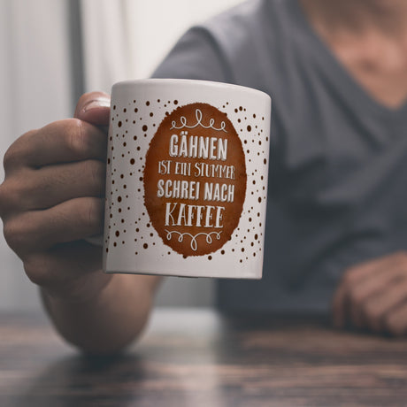 Kaffeebecher mit Spruch: Gähnen ist ein stummer Schrei nach Kaffee